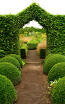 The shape of the hedge is repeated in geometric figures of the boxwood in the “summer garden”.